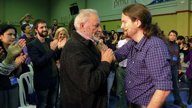 Pablo Iglesias llora al recibir a Julio Anguita en un mitin en Córdoba