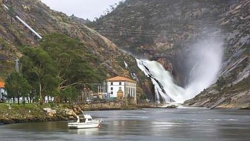 Desembocadura del río Xallas, en la cascada del Ézaro