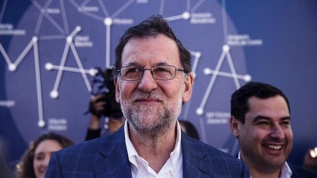 El presidente del Gobierno en funciones, Mariano Rajoy, durante un paseo por Málaga