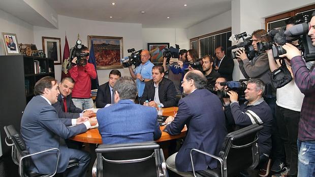 Los consejeros de Castilla-La Mancha y Madrid durante la reunión de esta mañana