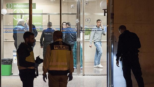 Miembros de la Policía Nacional ante la entrada principal del CHUO tras el altercado