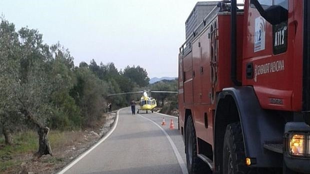 Los servicios de emergencias atienden a los ciclistas heridos tras el atropello