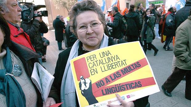 Una mujer se manifiesta contra las multas lingüísticas en Arenys de Mar