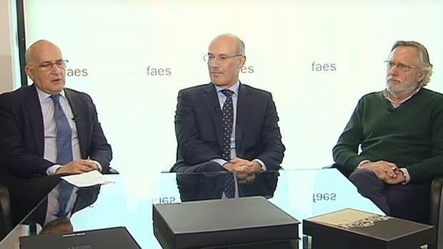 Zarzalejos, Michavila y Llera, durante el análisis del próximo proceso electoral