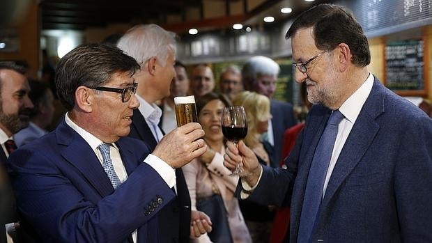 Rajoy, brindando con el líder del PAR tras la presentación de la coalición electoral