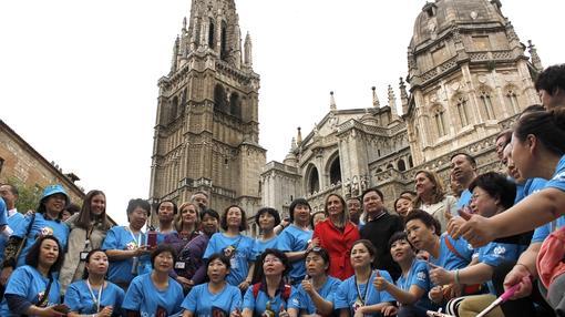 Trabajadores de Tiens se fotografían con la alcaldesa y la concejal Rosa Ana Herrera delante de la catedral de Toledo
