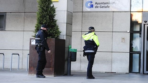 Dos policías, junto al Ayuntamiento de Getafe