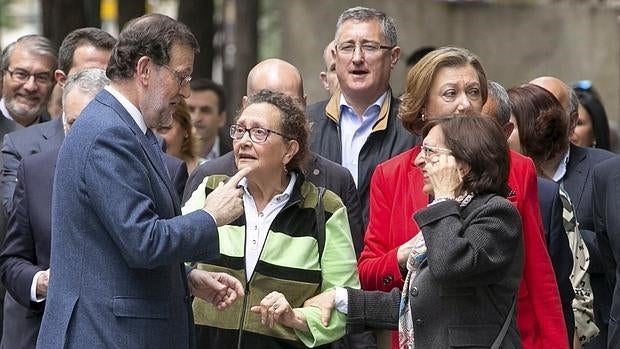 Rajoy, durante un paseo electoral este miércoles en Zaragoza