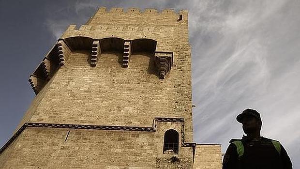 Imagen de un agente frente a las Torres de Serranos de Valencia