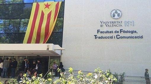 Imagen de la bandera independentista en la Facultad de Filología de Valencia