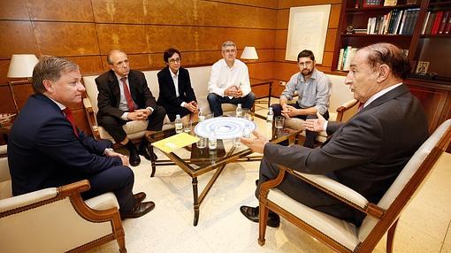 Imagen de la reunión de Moragues junto a los representantes de las escuelas católicas