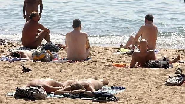 Bañistas en una playa nudista