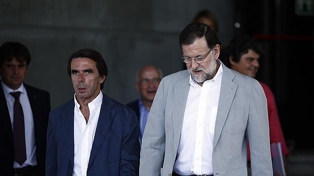 El expresidente del Gobierno, José María Aznar, junto al actual jefe del Ejecutivo, Mariano Rajoy