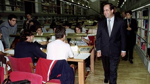 El presidente Bono visita la biblioteca, recién inaugurada