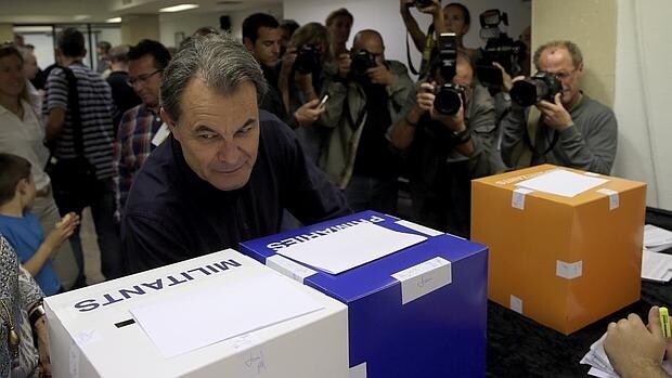 El presidente de CDC, Artur Mas, tras votar en una de las mesas de votación en el "supersábado", la jornada en la que Convergència Democràtica de Catalunya (CDC) celebra sus primeras primarias, para escoger a su cabeza de lista al Congreso