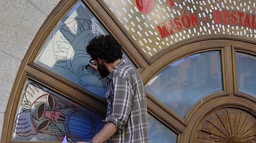 Ramón Amorós pintando la fachada de «O Pazo de Lugo»