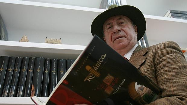 José María Pérez «Peridis», con un libro en la mano