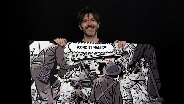 Imagen de Paco Roca con el cómic que se adaptará al formato televisivo