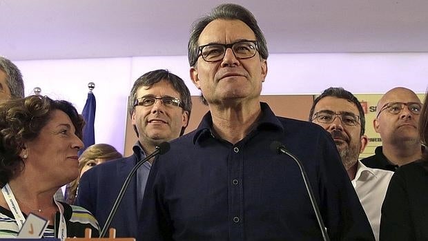 El presidente de CDC, Artur Mas (c), rodeado de la cúpula del partido