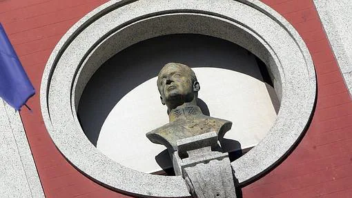 Busto de Don Juan Carlos en la fachada del Concello de Ferrol