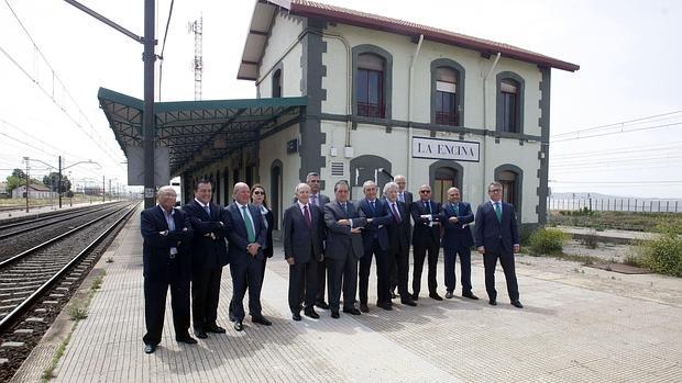 Imagen de la junta directiva de AVE en la estación de La Encina