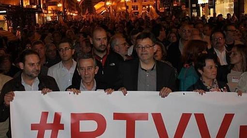 Imagen de Ximo Puig en una manifestación contra el cierre de RTVV