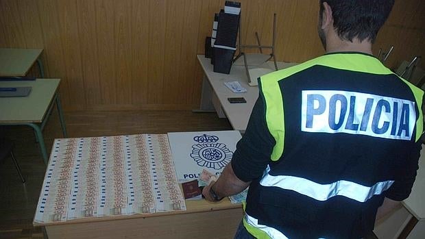 Paga parte de una casa con 42.500 euros falsos en biletes de 500