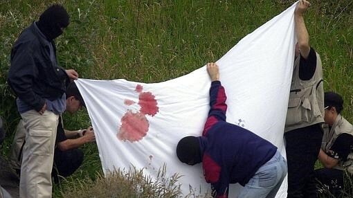 Agentes de la ertzaina cubren con una sábana el cadáver de Santiago Oleaga el 24 de mayo de 2001