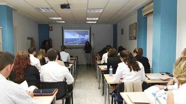 El acuerdo con Balearia permite a los alumnos de Esatur acceder a su bolsa de trabajo