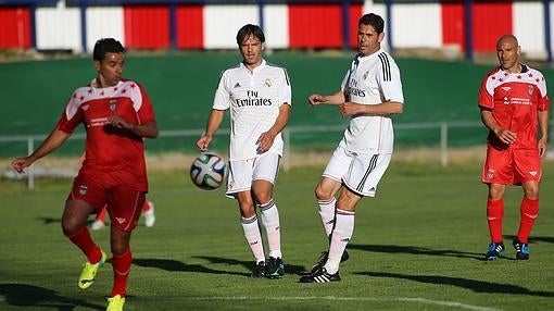 Las viejas glorias del fútbol madrileño le meten un gol al cáncer