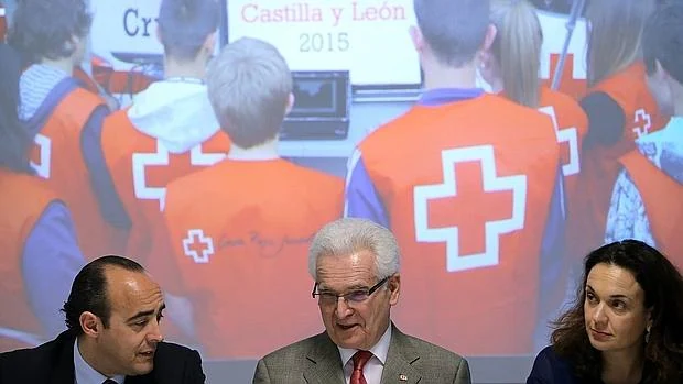 El presidente de Cruz Roja Castilla y León, José Varela, junto al secretario autonómico, Carlos SAntos (I) y la coordinadora autonómica, Eva María Fernández