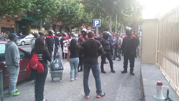 Los Mossos custodian el local en Mataró donde el PP ha celebrado esta tarde un acto