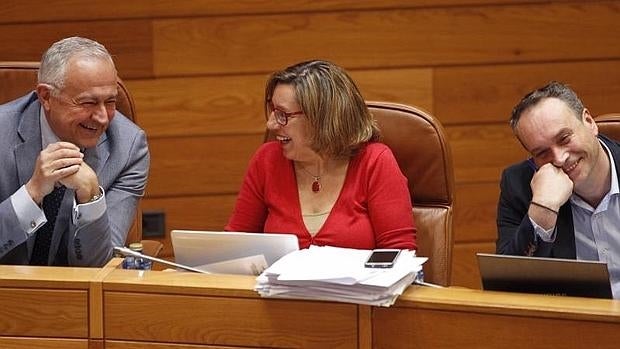 José Luís Méndez Romeu (i), y los diputados, Carmen Gallego y Pablo García