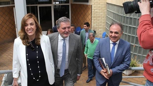 El ministro en funciones de Educación, Cultura y Deporte y candidato, Íñigo Méndez de Vigo; junto a la secretaria del PP de Palencia, Ángeles Armisén; y al candidato al Senado, José Antonio Rubio