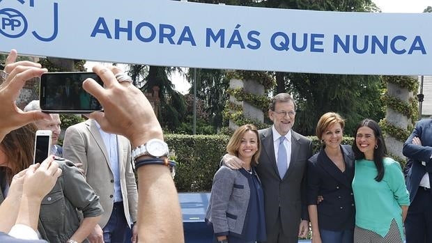 Rajoy y Cospedal se hacen fotos con los candidatos populares al Congreso y al Senado