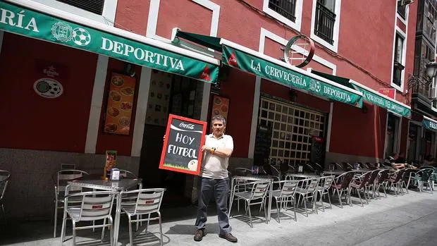 Montero, del La Cervecería Deportiva, muestra su cartel en la terraza del bar