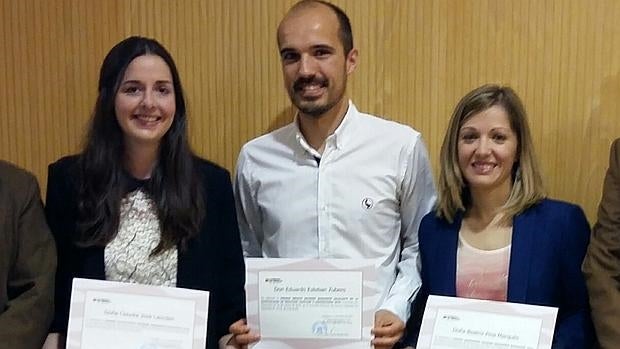 De izda. a dcha., los doctores Claudia Josa Laorden y Eduardo Esteban Zubero, y la enfermera Beatriz Pina