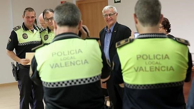 Policías locales de Valencia, en un encuentro con el alcalde