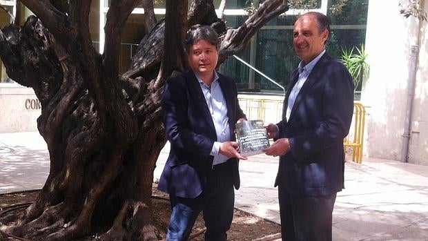 Francisco Camps hace entrega de una copia de su tesis al popular Luis Santamaría