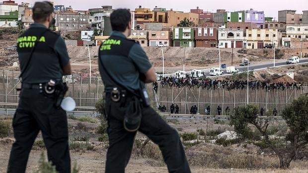 Imagen de agentes junto a la valla de Melilla en 2014