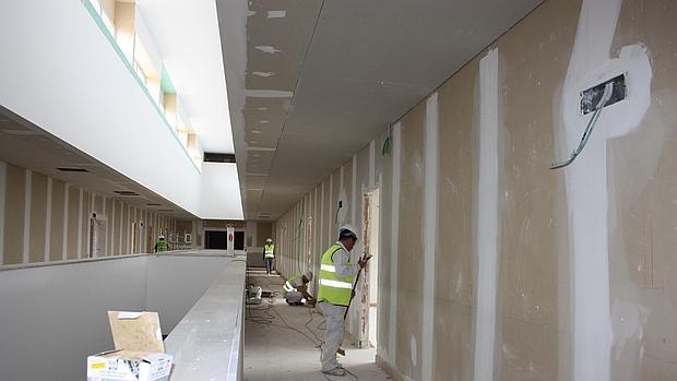 Los obreros, trabajando en el interior del edificio