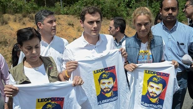 Albert Rivera junto a Linda Tintori y la hermana de Leopoldo López durante su viaje a Venezuela