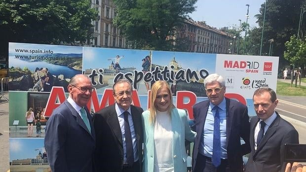 Cifuentes, en el estand de la Comunidad en Milán con Florentino Pérez, Clemente Villaverde y Butragueño