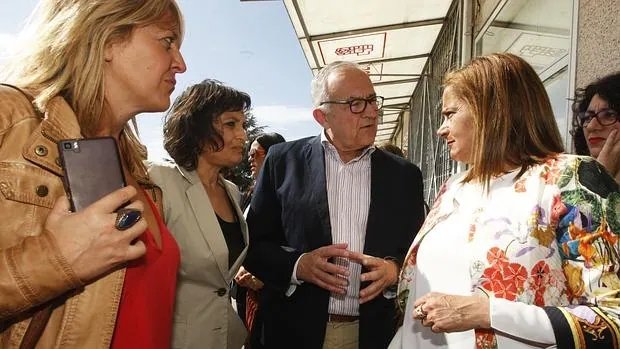 El candidato José Luis Méndez Romeu con mujeres socialistas en la sede de O Pino