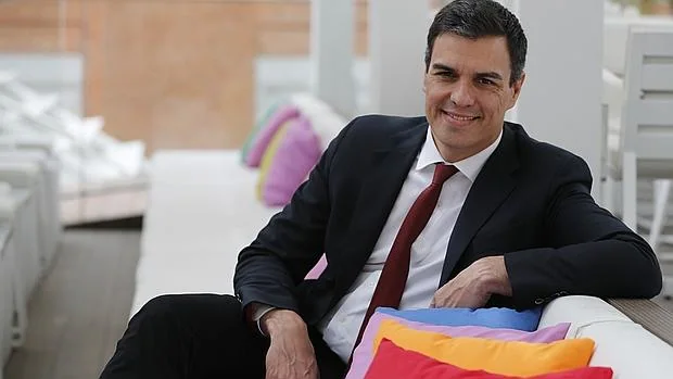 Pedro Sánchez, durante su entrevista con ABC en la terraza del Thyssen