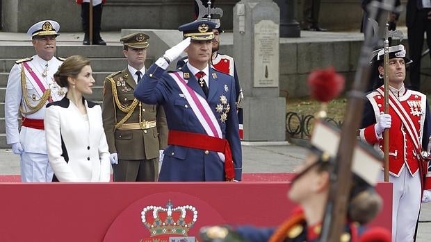 Los Reyes presiden el Día de las Fuerzas Armadas del «gobierno en funciones»