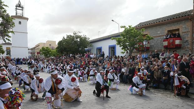 Los danzantes de Camuñas se postran ante el Santísimo