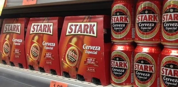 Latas y botellines de la cerveza Stark especial de Mercadona, en los lineales de una tienda