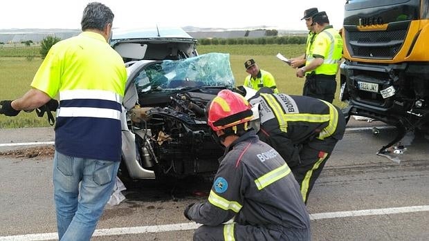 Dos monjas muertas y otra herida al chocar su coche contra un camión en la carretera de Cariñena