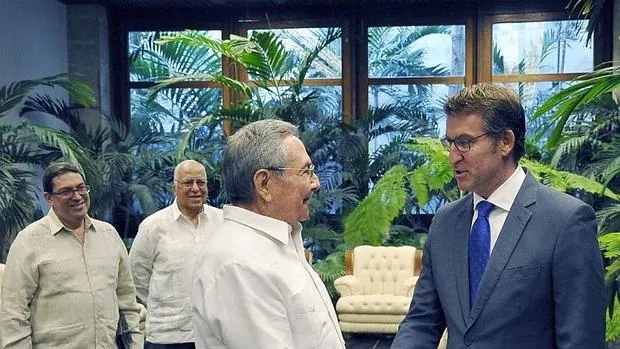 Los presidentes gallego y cubano se saludan al inicio de su reunión en La Habana